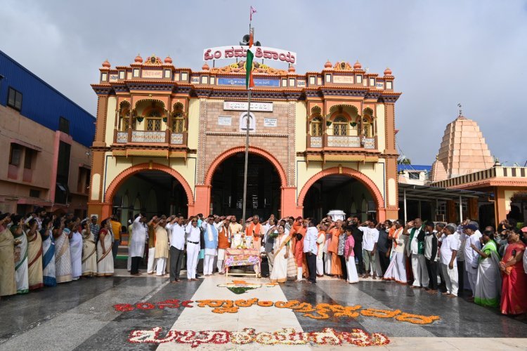 "ಸದ್ಗುರು"ಶ್ರೀ ಸಿದ್ದಾರೂಢಸ್ವಾಮಿಯವರ ಮಠದಲ್ಲಿ 80 ನೇ ಸ್ವಾತಂತ್ರ್ಯ ದಿನದ ಧ್ವಜಾರೋಹಣ